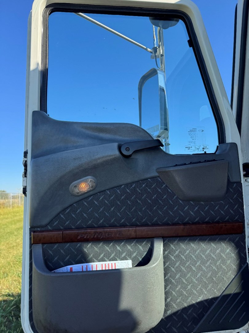 2016 Mack Day Cab - image 11